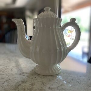 AMERICAN ATELIER at HOME~’ATHENA’~#5166~IVORY IRONSTONE~PITCHER W/LID~USED~G12